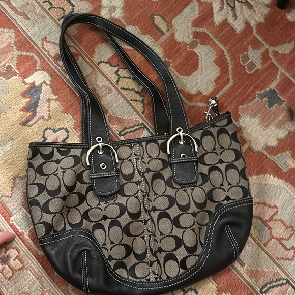 Coach purse zipper on the top, with big Cs cloth sides with leather bottom - Picture 2 of 5